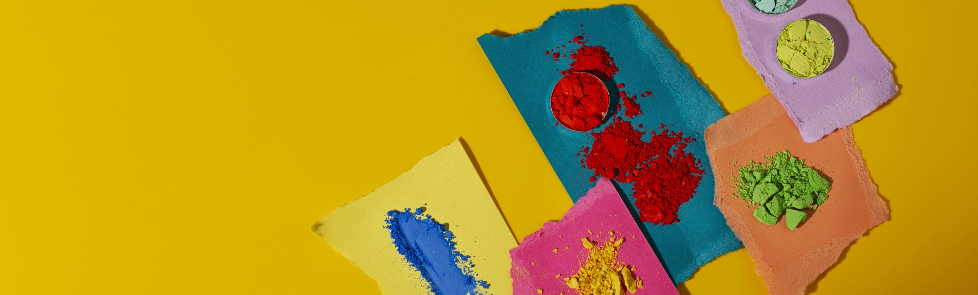 Materiais de arteterapia — pincéis, tintas e telas